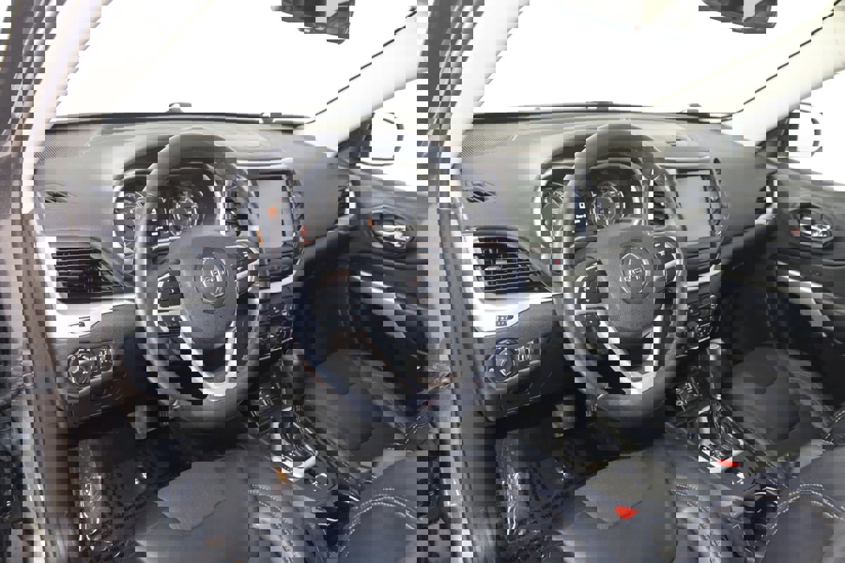 Used 2018 Jeep Cherokee Latitude Plus w/ Cold Weather Group FWD image 22