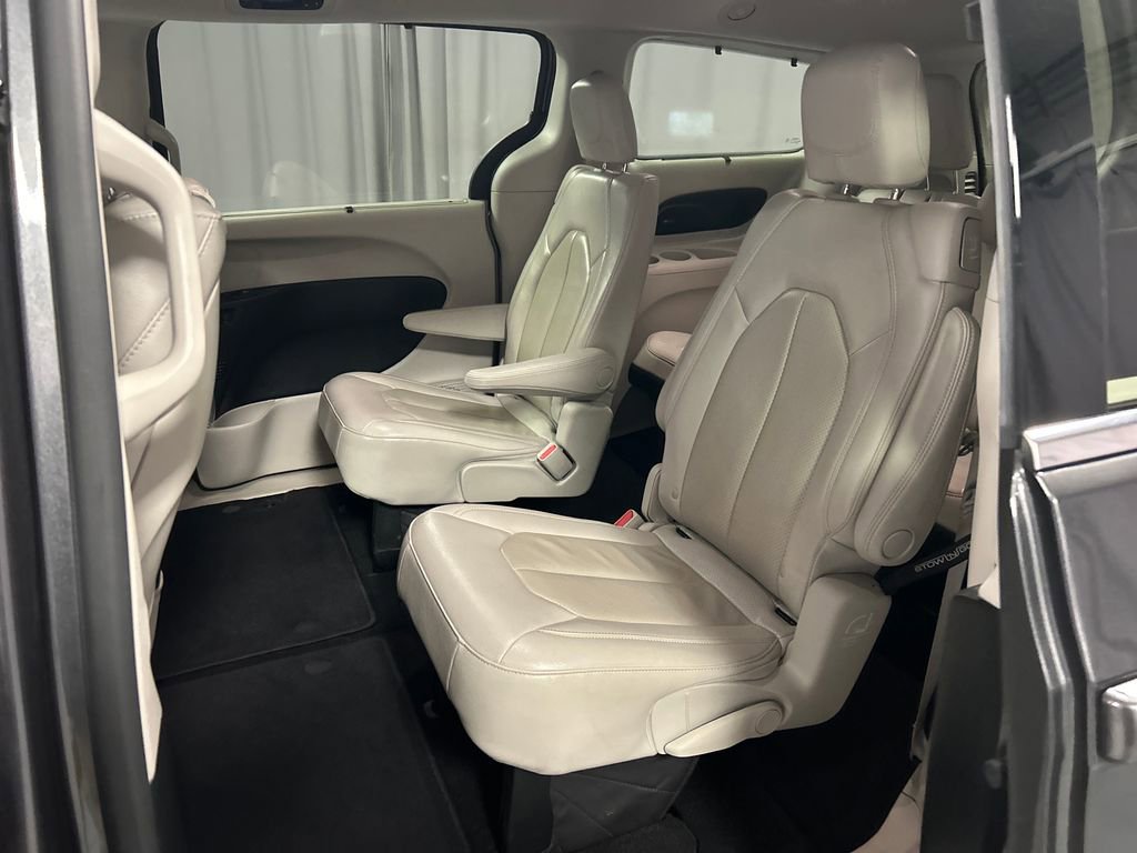 Used 2020 Chrysler Pacifica Touring-L Plus w/ Advanced Safetytec Group FWD image 23