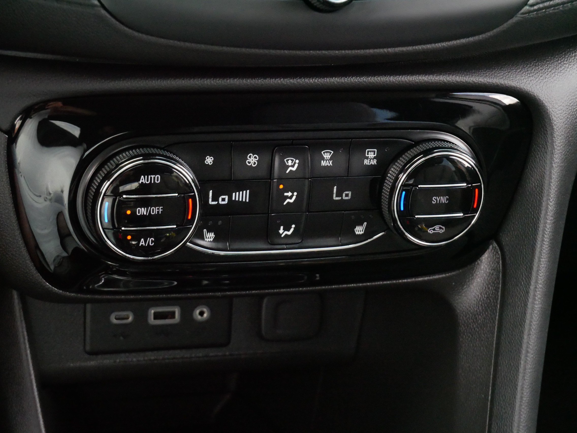 Used 2023 Buick Encore GX Select w/ Sport Touring Package AWD/4WD image 23