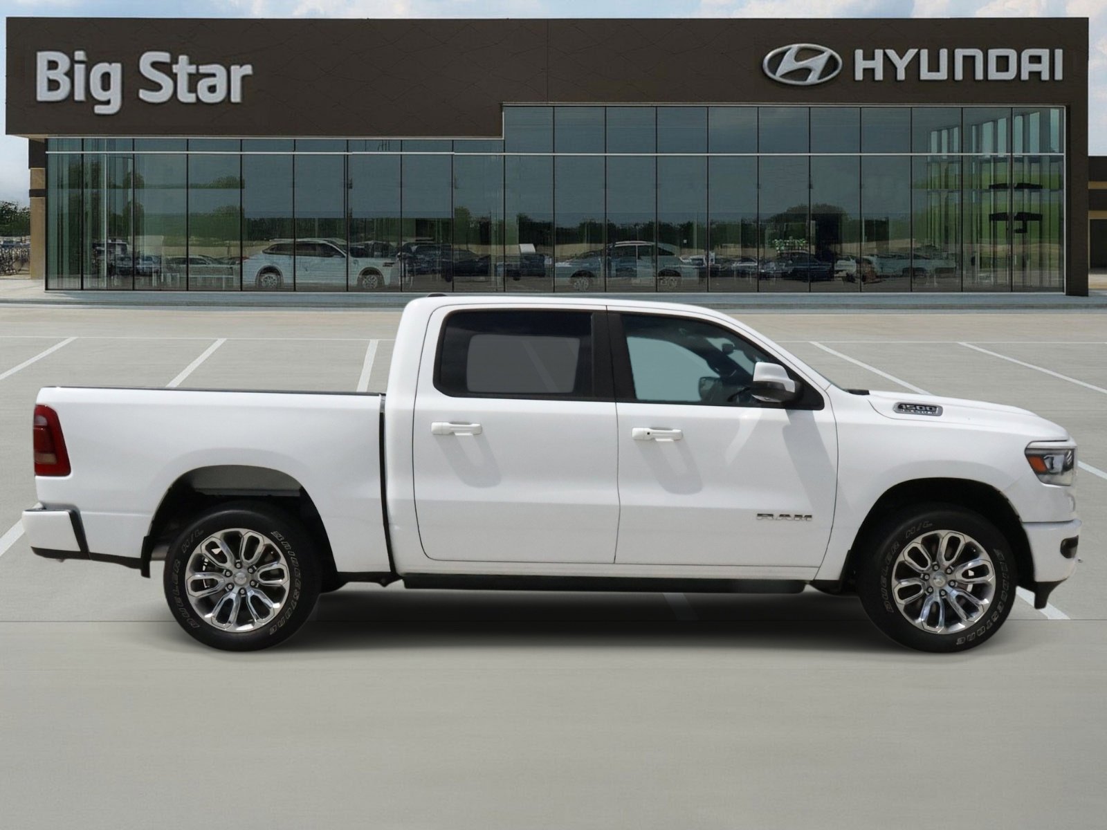 Used 2024 RAM 1500 Laramie AWD/4WD image 5