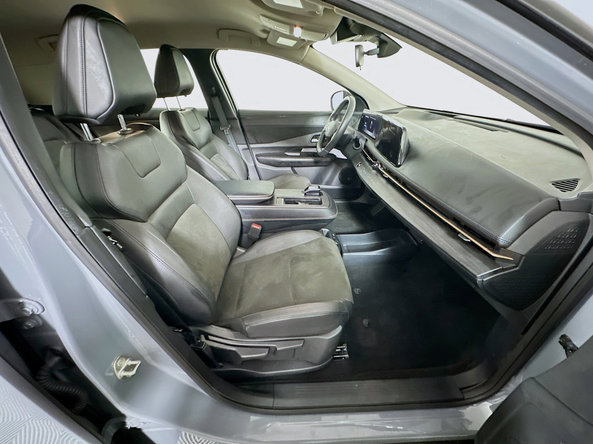 Used 2024 Nissan Ariya FWD image 31