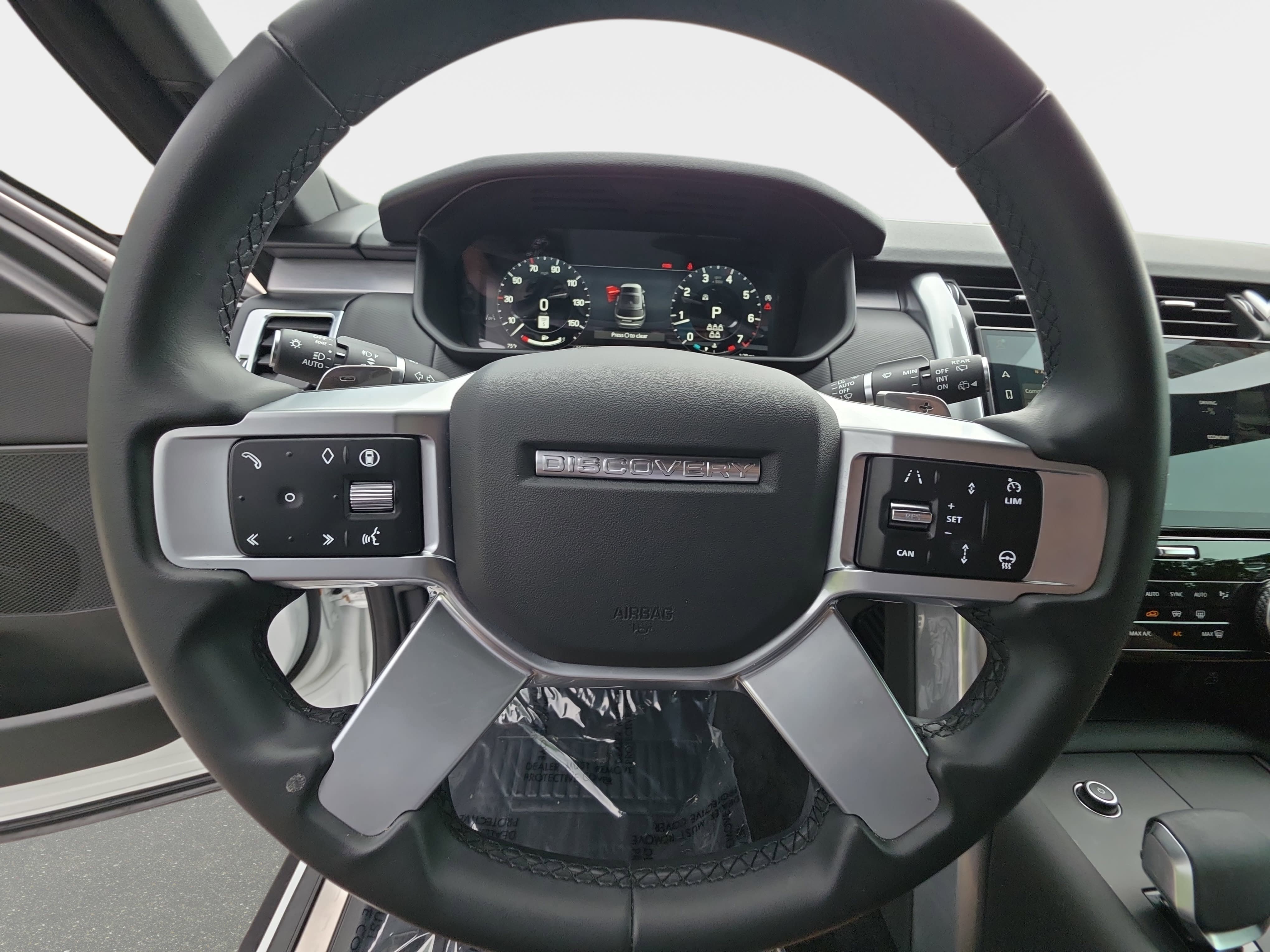 Used 2025 Land Rover Discovery Dynamic SE AWD/4WD image 16