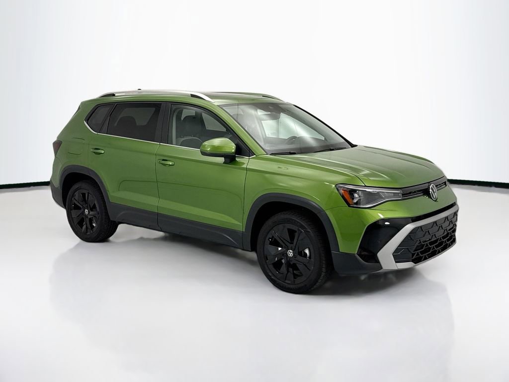 Used 2025 Volkswagen Taos SE w/ Panoramic Sunroof Package image 3