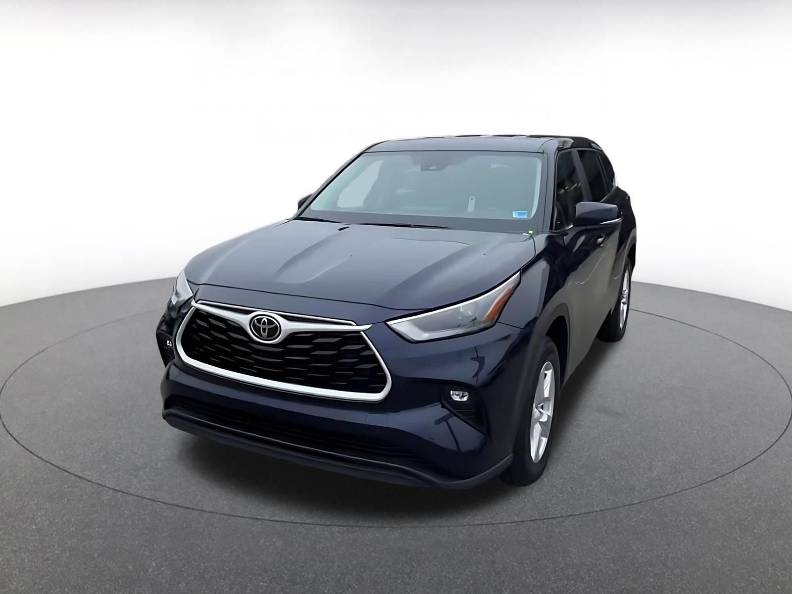 Used 2025 Toyota Highlander LE FWD image 7