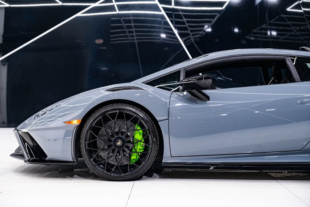 Used 2023 Lamborghini Huracan STO RWD image 11