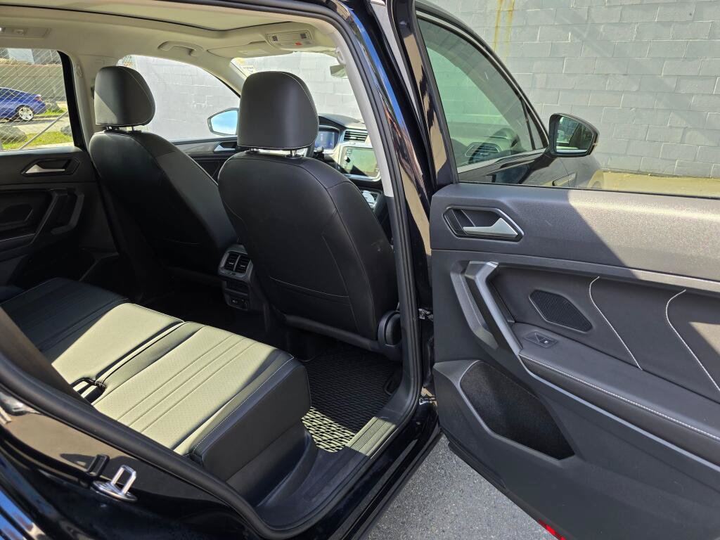 Used 2022 Volkswagen Tiguan SE w/ Panoramic Sunroof Package AWD/4WD image 13