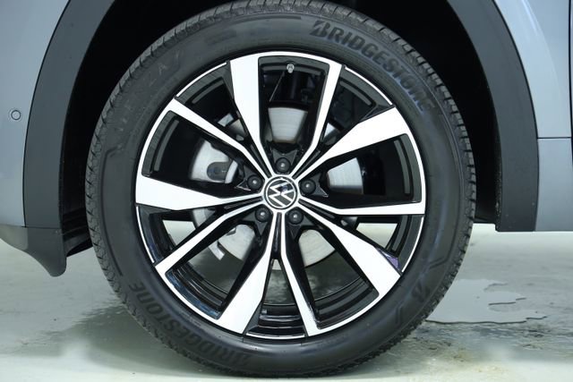 New 2025 Volkswagen Atlas SEL Premium R-Line image 8