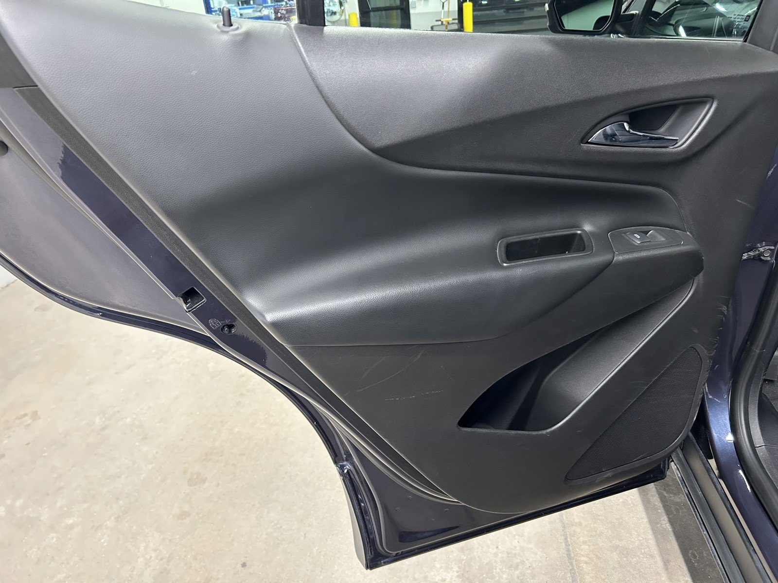 Used 2018 Chevrolet Equinox LT w/ Sun & Infotainment Package image 12