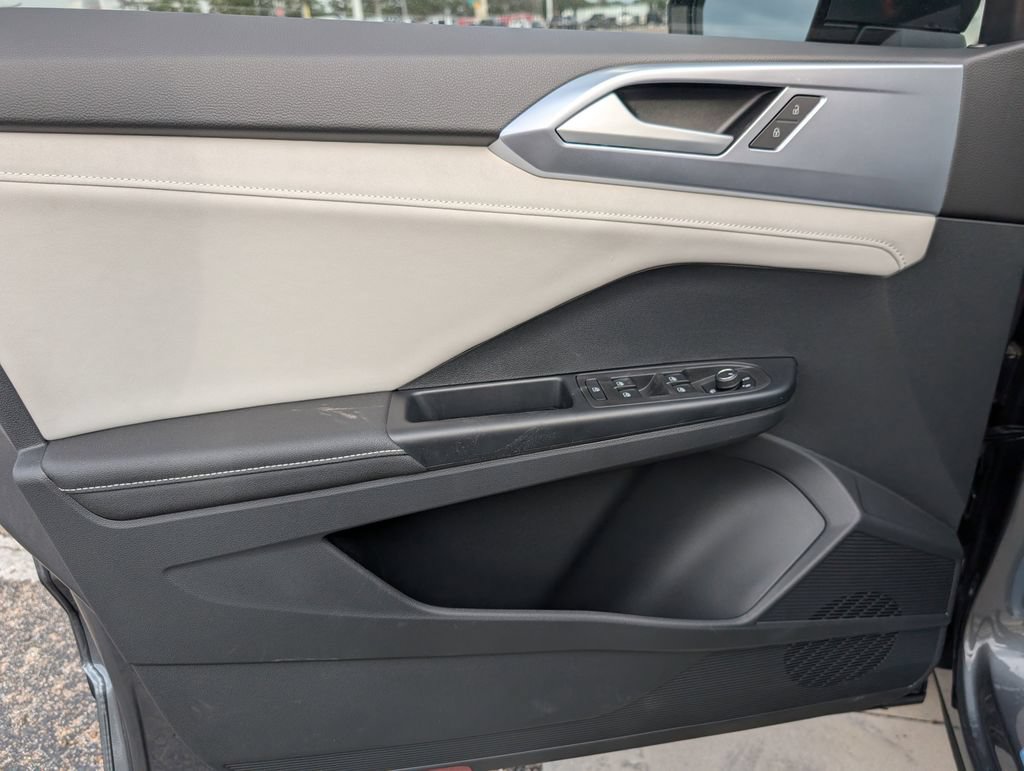 New 2026 Volkswagen Taos SE FWD image 10