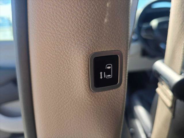 Used 2024 Chrysler Pacifica Touring-L FWD image 22