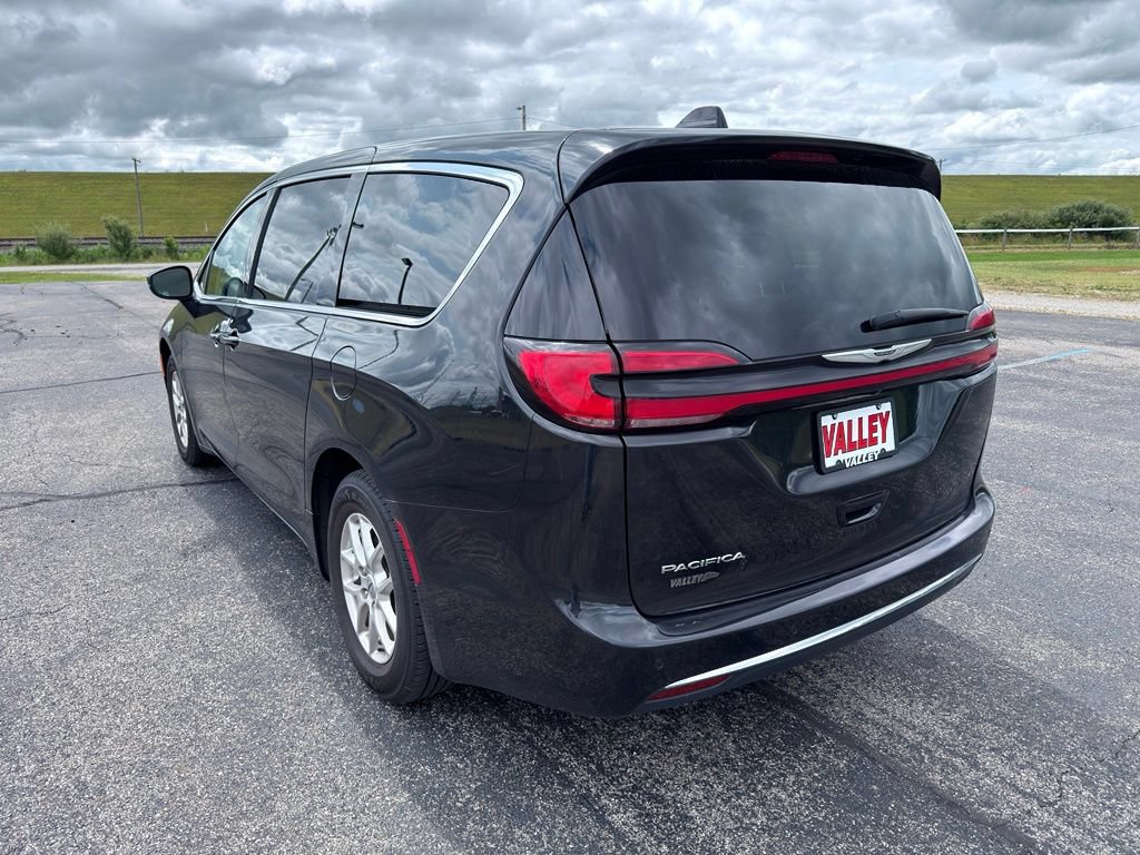 Used 2023 Chrysler Pacifica Touring-L FWD image 16