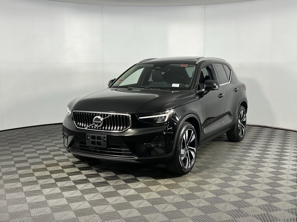 Used 2025 Volvo XC40 B5 Plus image 10