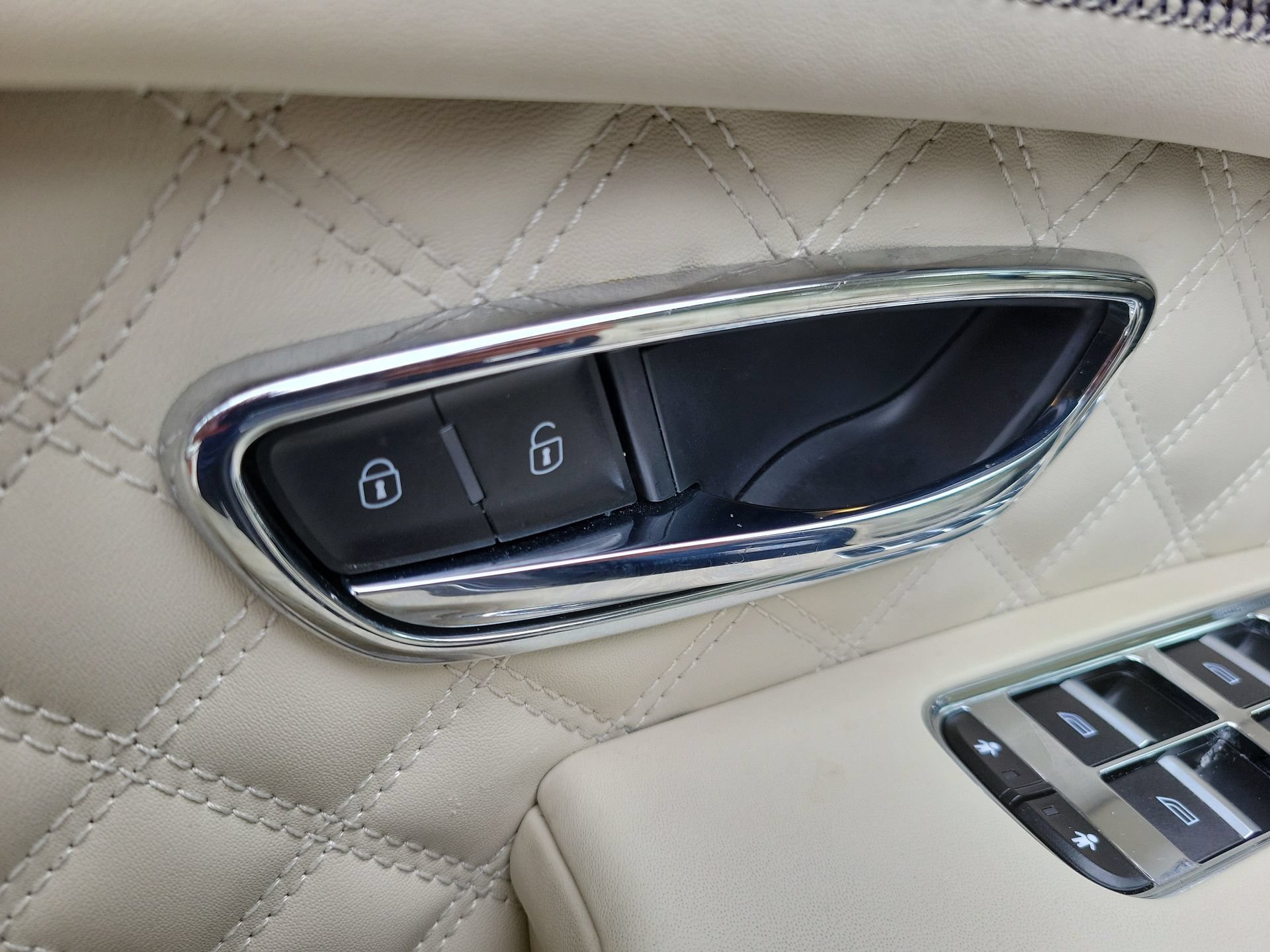 Certified 2022 Bentley Bentayga AWD/4WD image 29