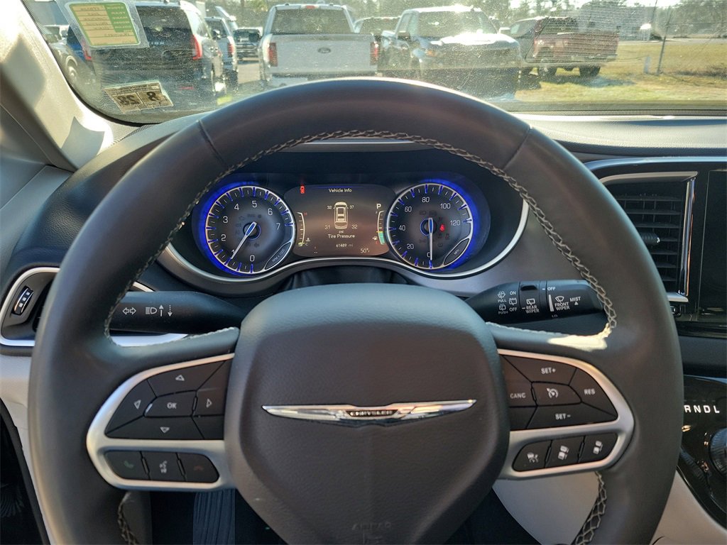 Used 2023 Chrysler Pacifica Touring-L image 19