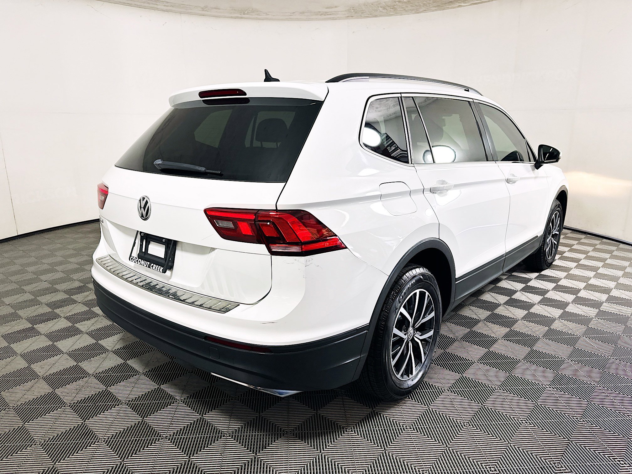 Used 2019 Volkswagen Tiguan SE FWD image 3