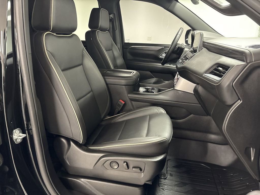 Used 2024 GMC Yukon SLT w/ SLT Luxury Package image 22