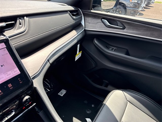 New 2025 Jeep Grand Cherokee Limited w/ Black Appearance Package image 25