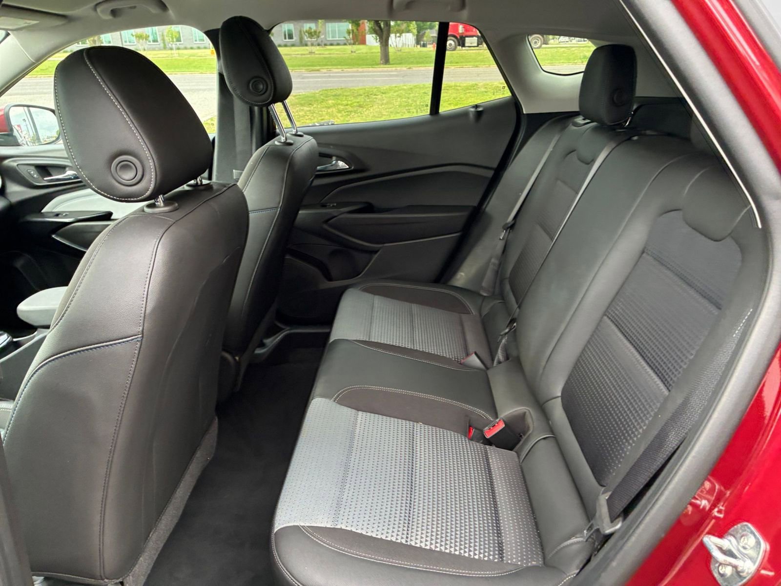 Used 2025 Chevrolet Trax LT FWD image 24