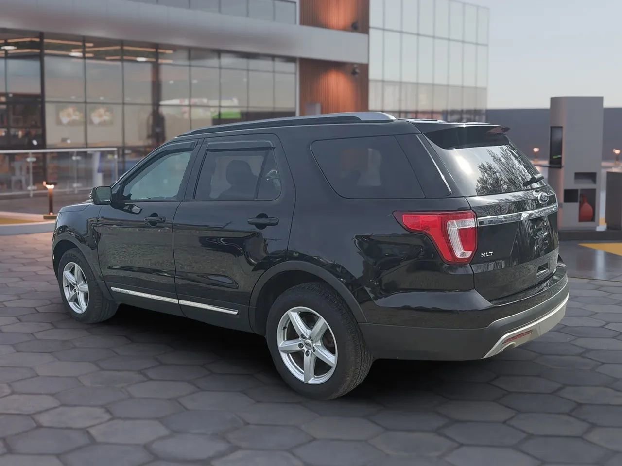 Used 2017 Ford Explorer XLT w/ Equipment Group 202A image 4