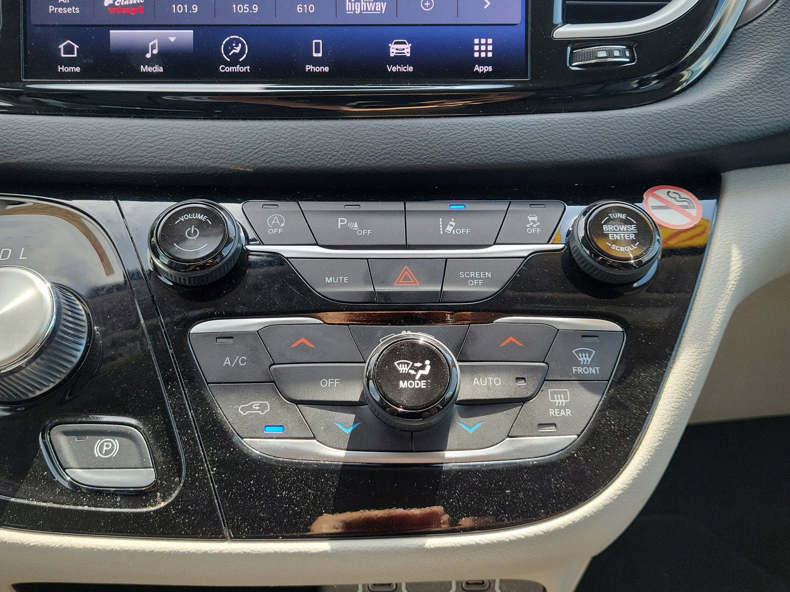 Used 2023 Chrysler Pacifica Touring-L FWD image 27
