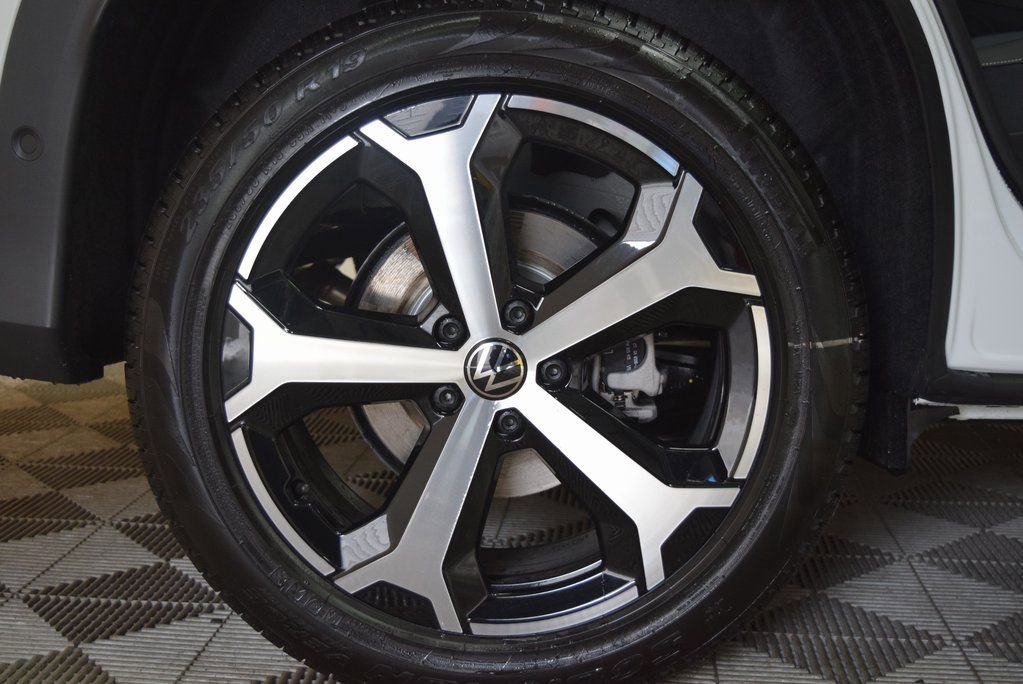 New 2025 Volkswagen Tiguan SE image 12