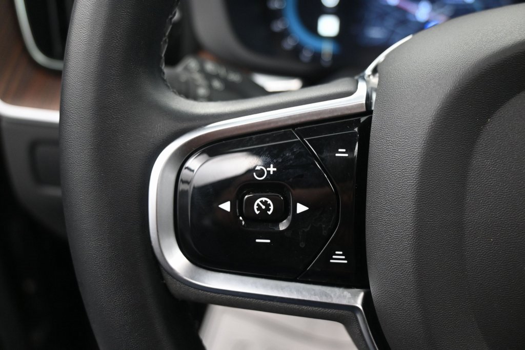 Used 2023 Volvo XC60 B5 Plus image 24