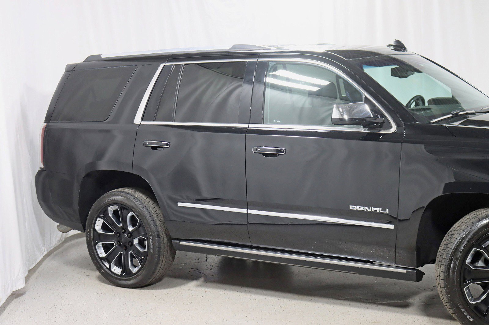 Used 2018 GMC Yukon Denali w/ Denali Ultimate Package image 3