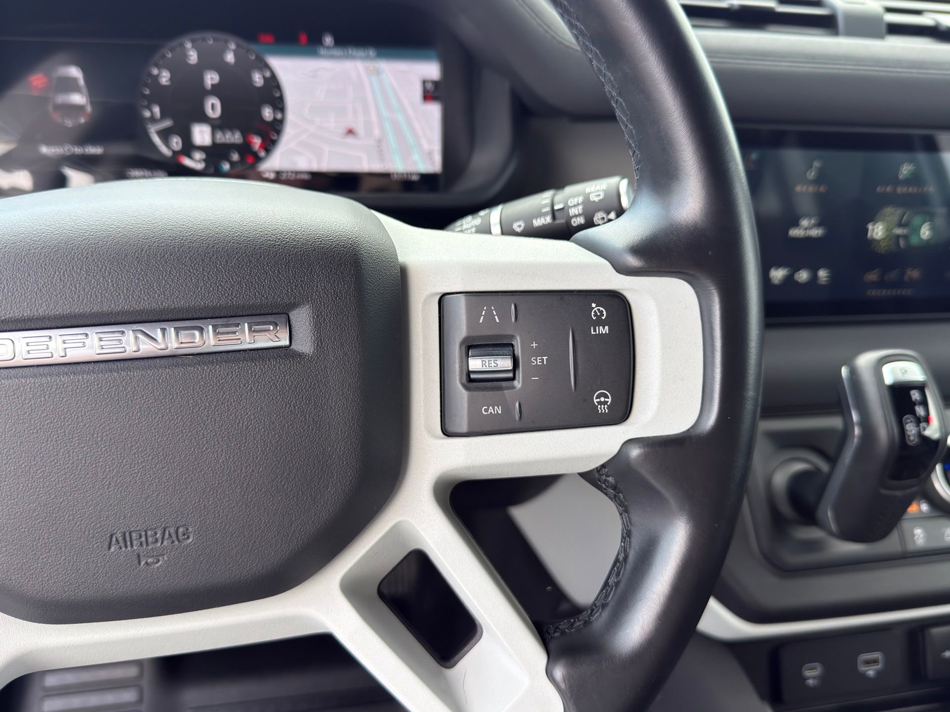 Used 2023 Land Rover Defender 90 SE image 20