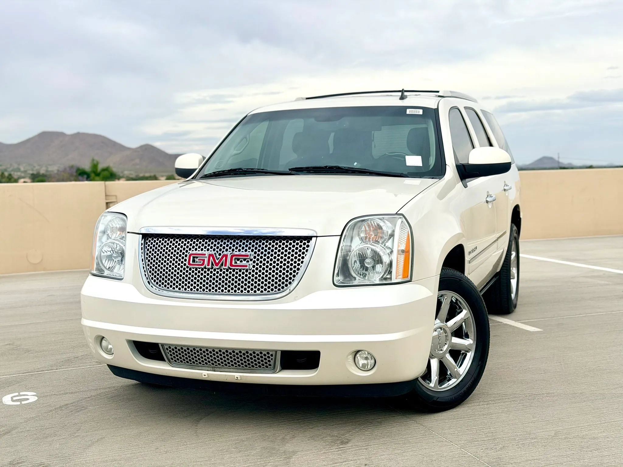 Used 2011 GMC Yukon Denali RWD image 9