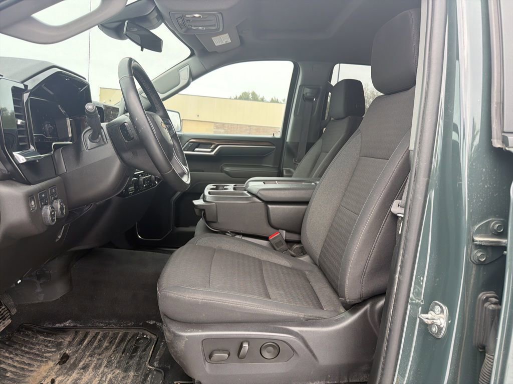 Used 2025 Chevrolet Silverado 1500 LT AWD/4WD image 14