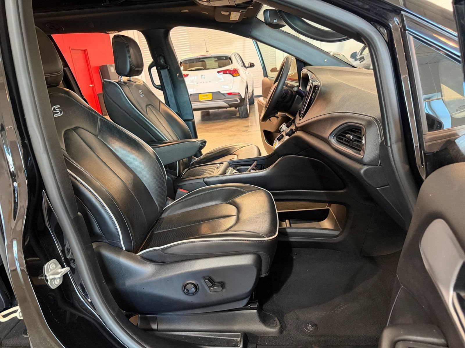 Used 2025 Chrysler Pacifica Limited FWD image 35