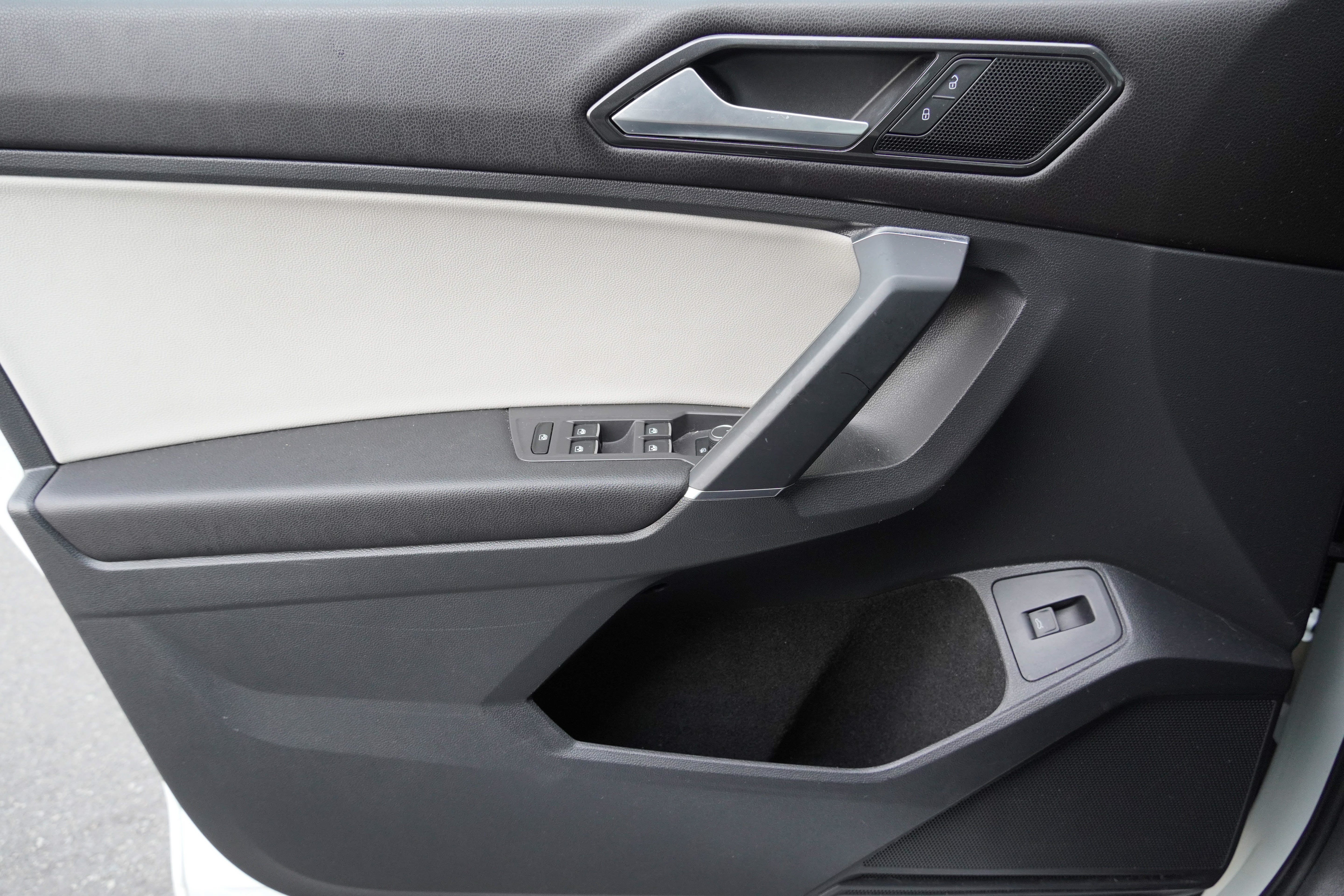 Used 2018 Volkswagen Tiguan SEL FWD image 29