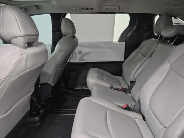 Used 2026 Toyota Sienna XLE image 17