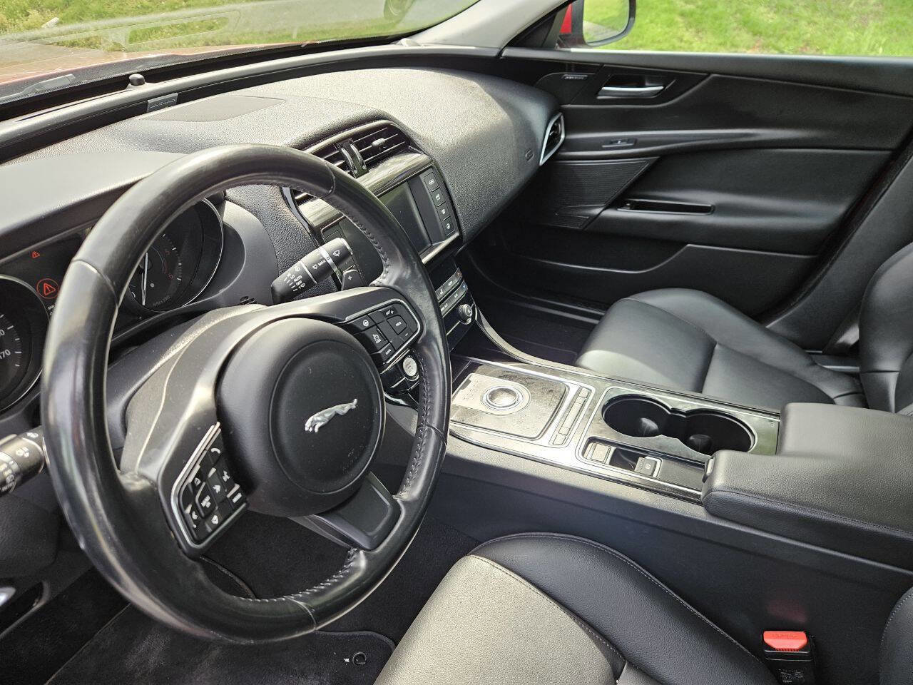 Used 2017 Jaguar XE Premium image 11
