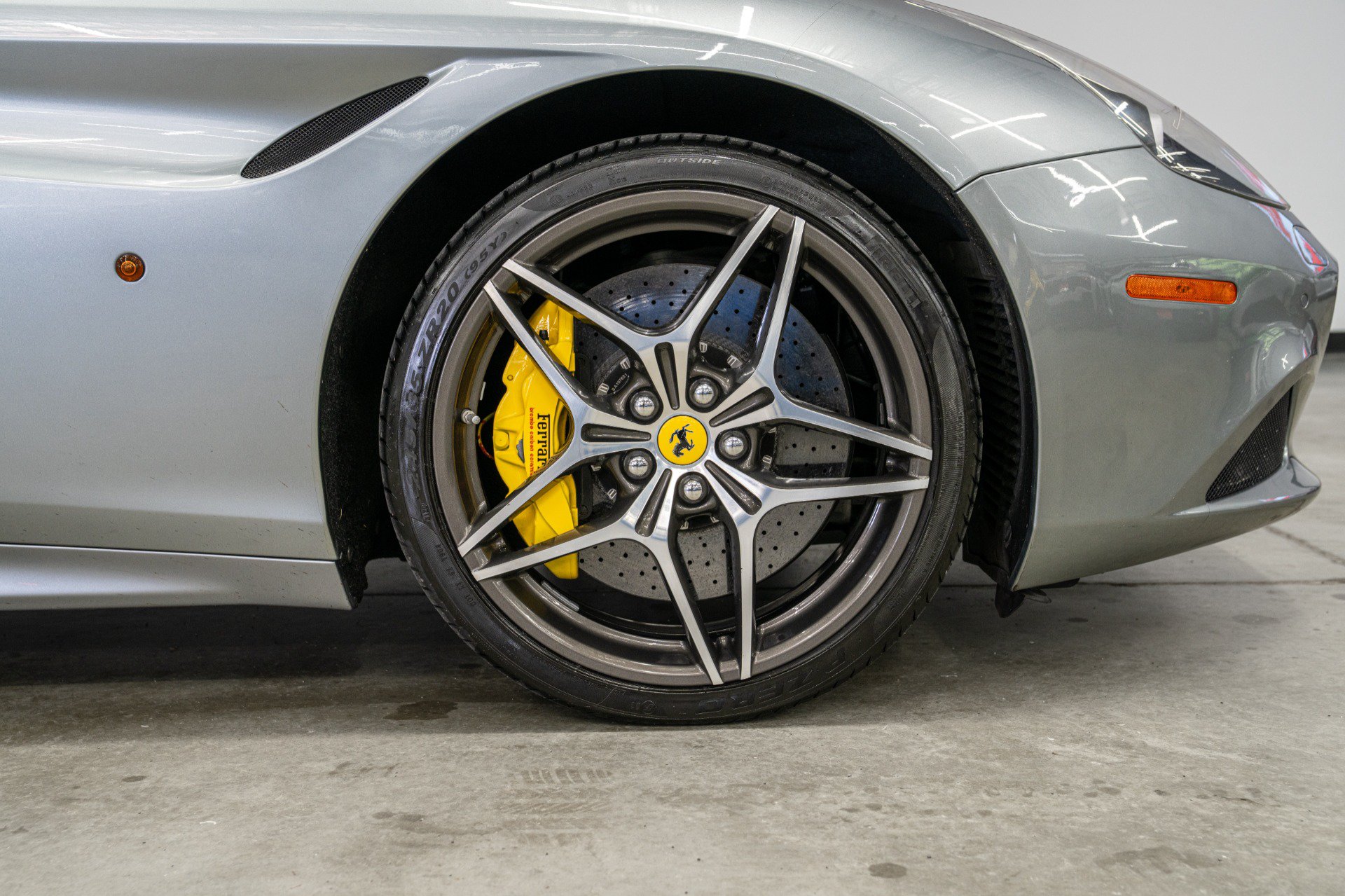 Used 2017 Ferrari California T RWD image 48