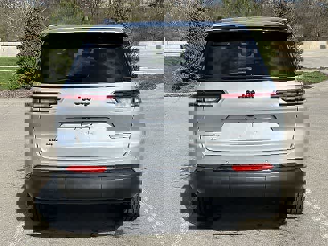 Used 2023 Jeep Grand Cherokee L Laredo image 4