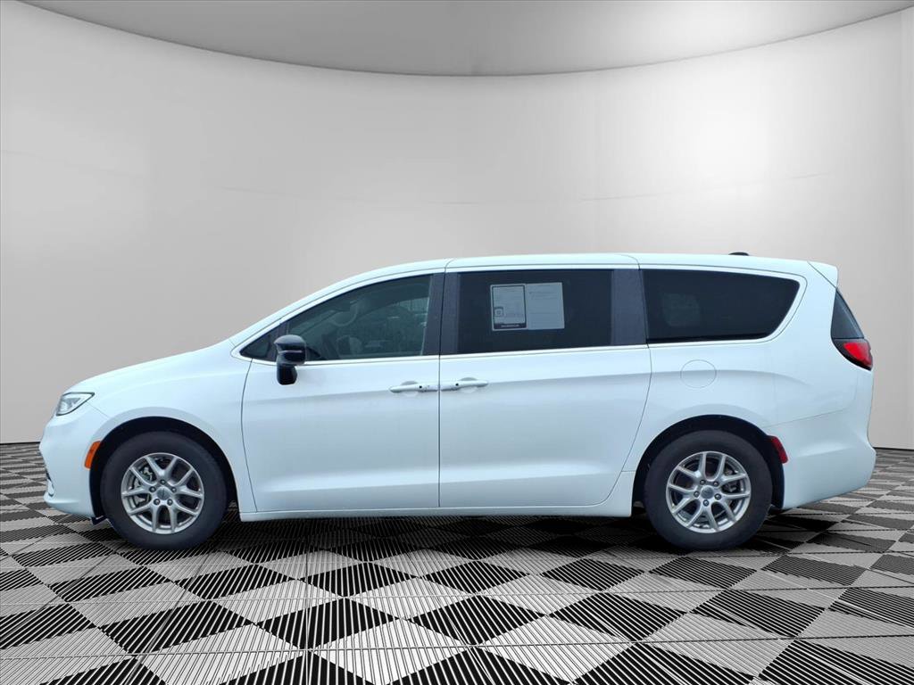 Used 2024 Chrysler Pacifica Touring-L image 5