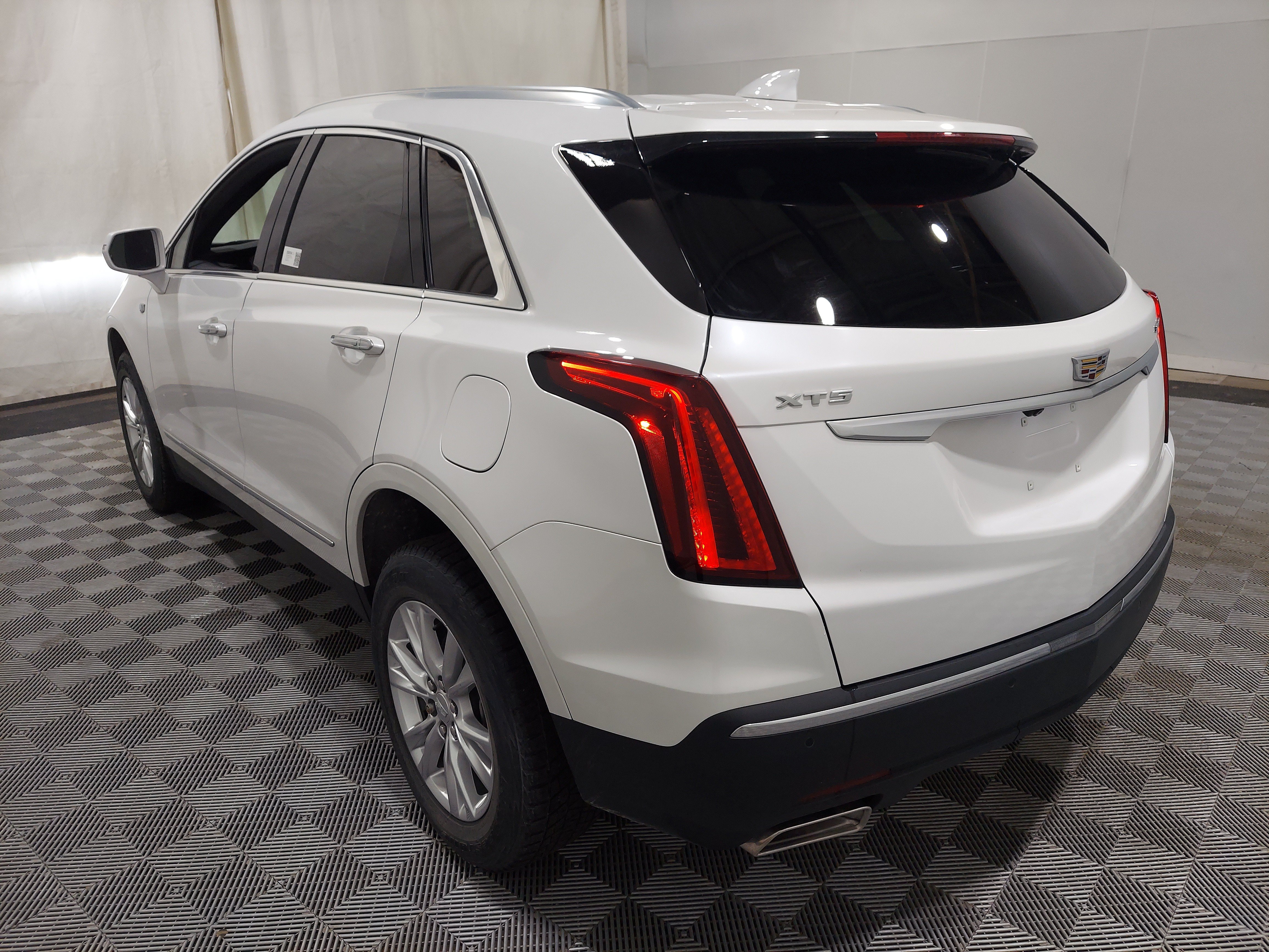 Used 2020 Cadillac XT5 Luxury FWD image 2