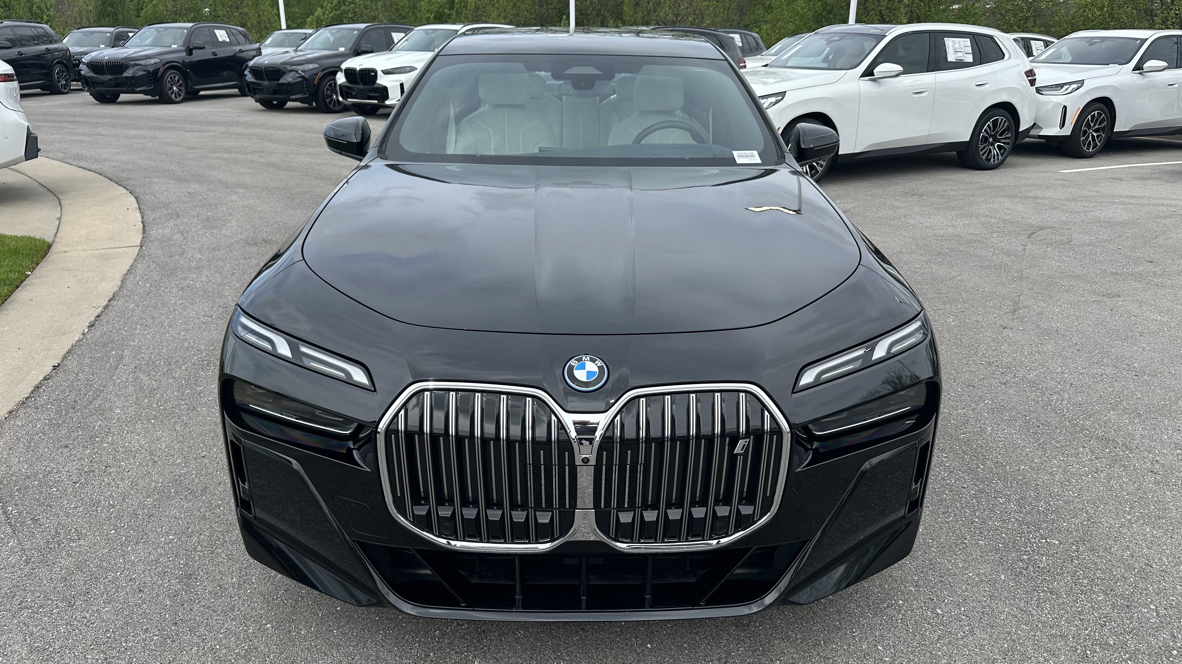 Certified 2025 BMW i7 xDrive60 w/ Premium Package AWD/4WD image 3