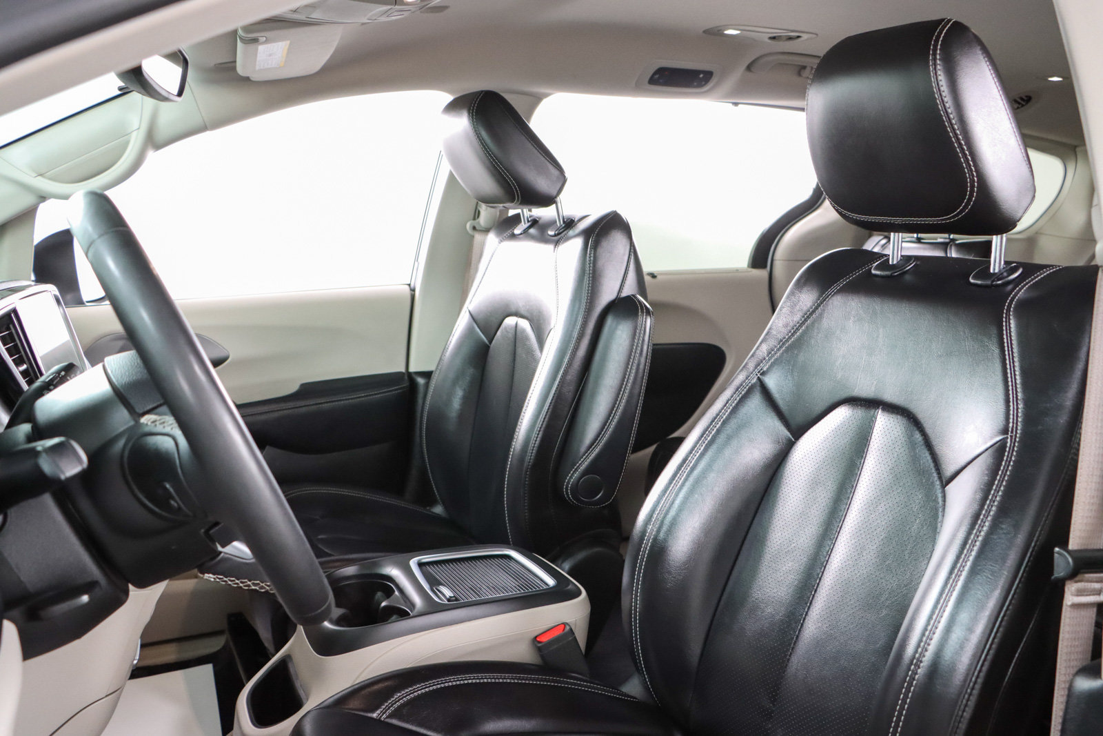 Used 2023 Chrysler Pacifica Touring-L FWD image 24