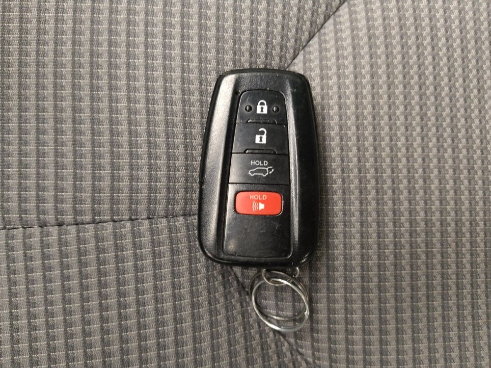 Used 2022 Toyota Highlander LE image 32