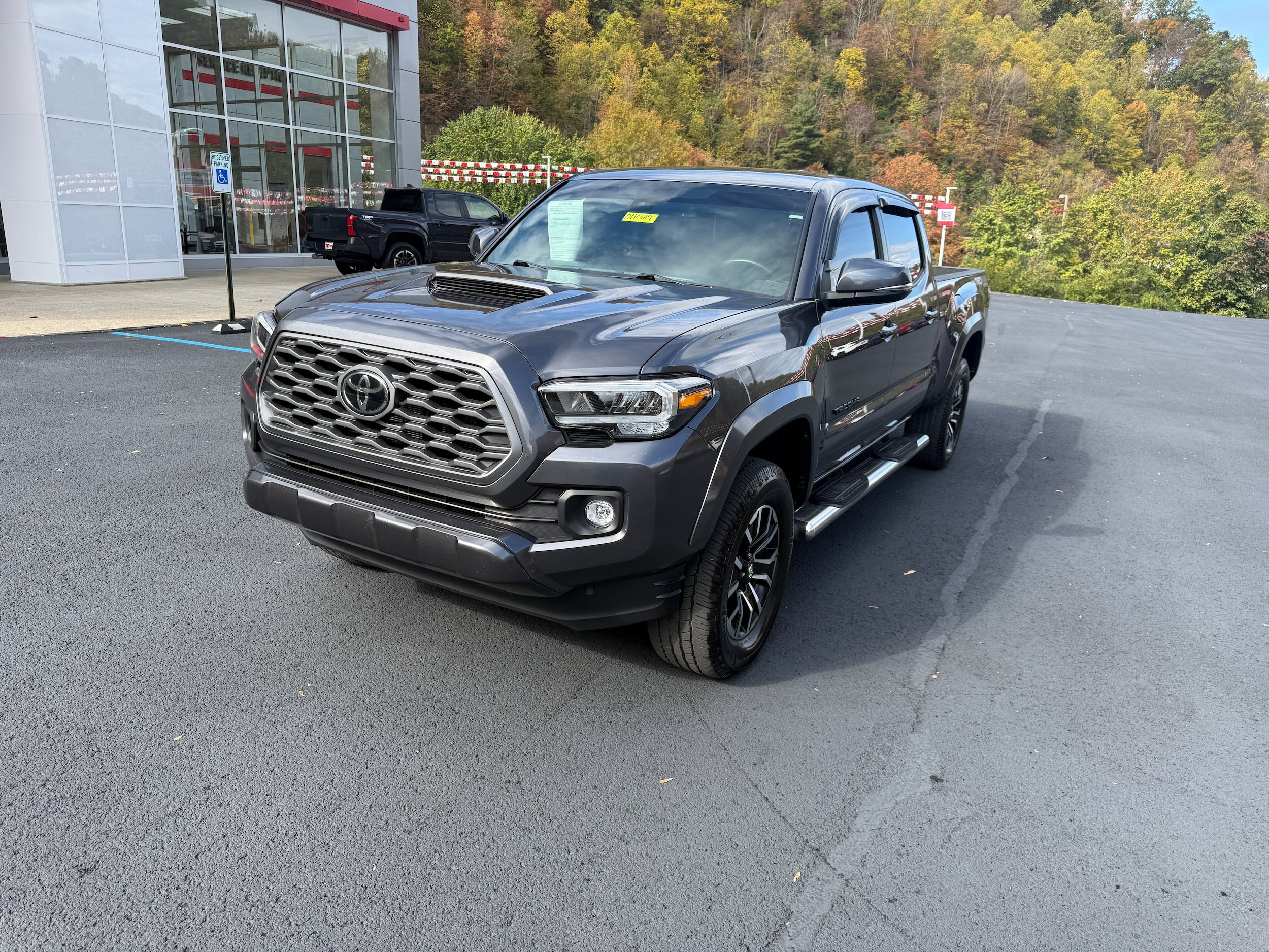 Used 2022 Toyota Tacoma TRD Sport w/ Technology Package image 3