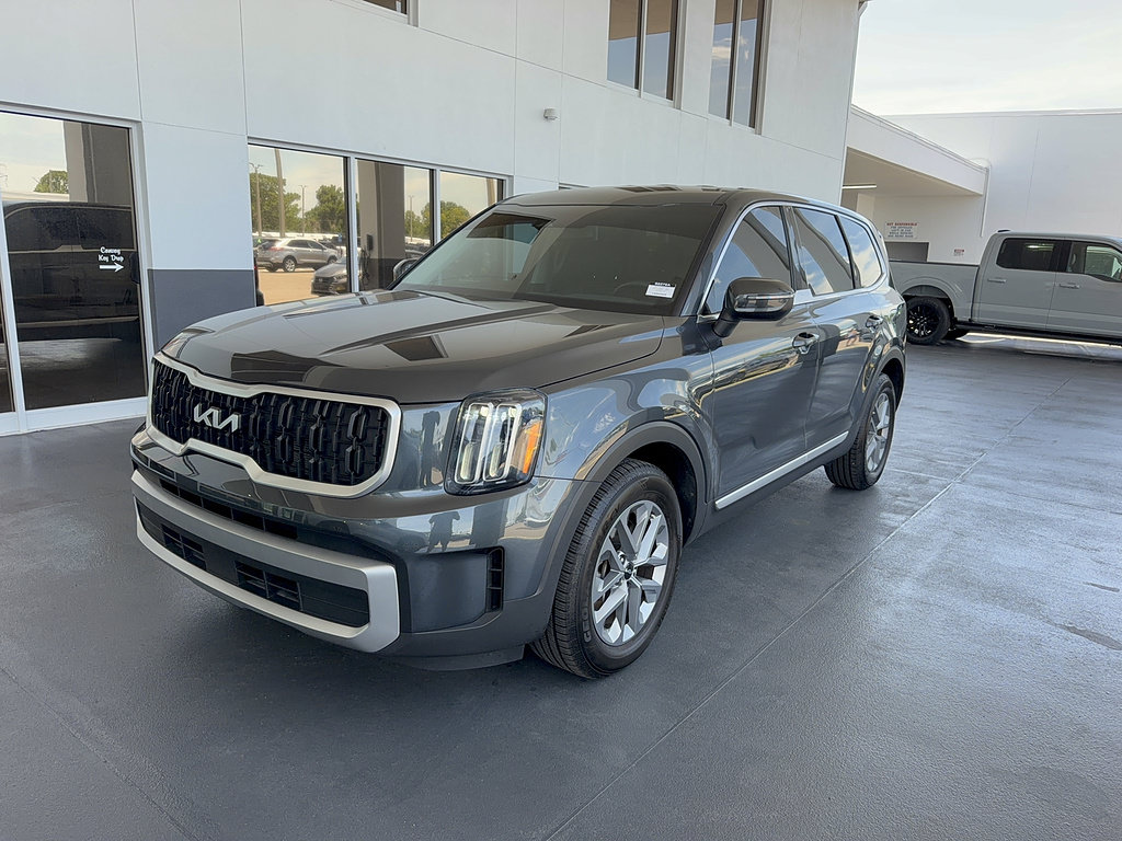 Used 2023 Kia Telluride LX FWD image 2