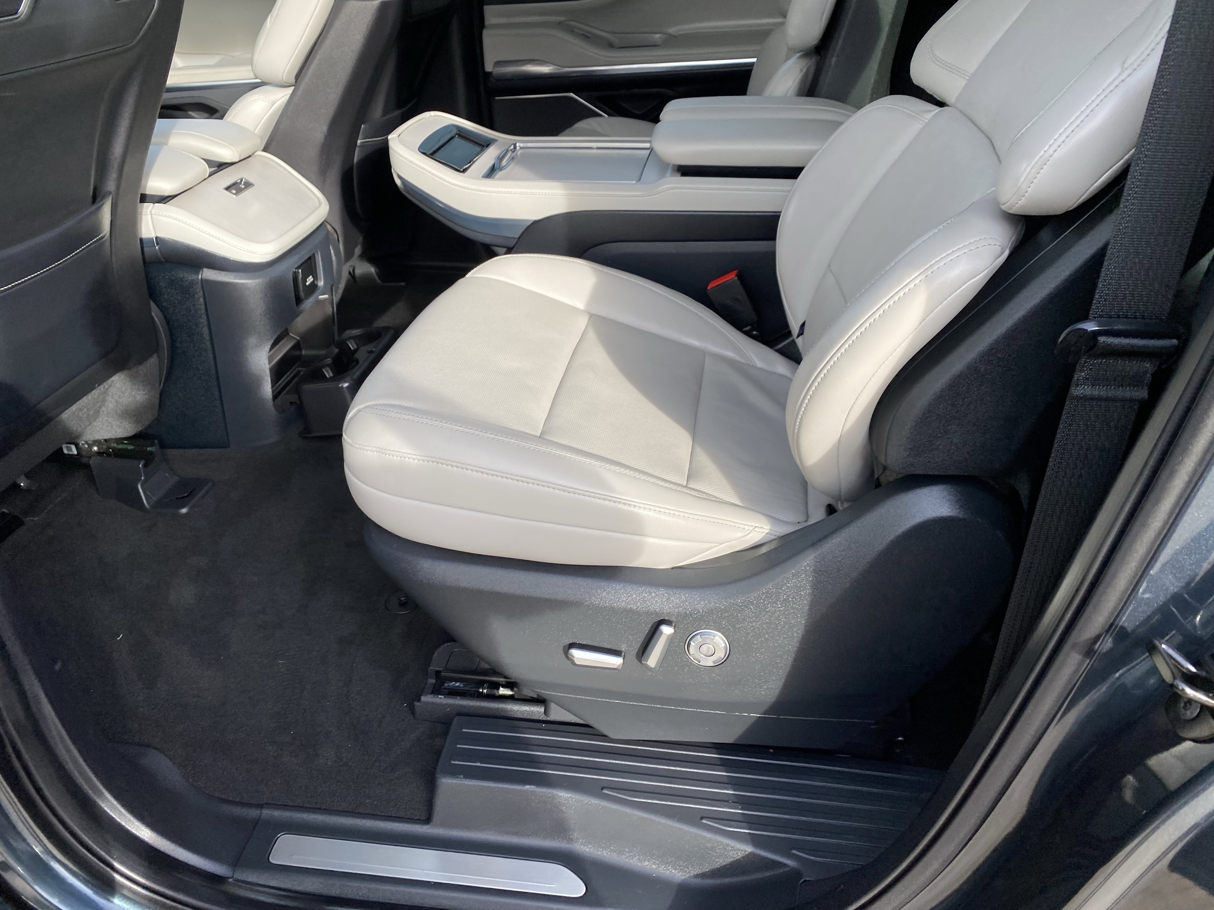 Used 2025 Lincoln Navigator L Reserve image 5