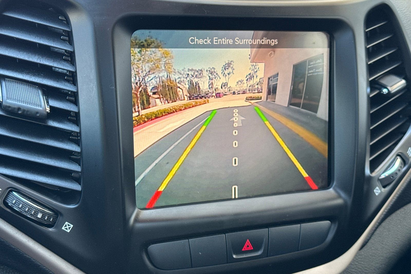 Used 2015 Jeep Cherokee Latitude w/ Comfort/Convenience Group image 18