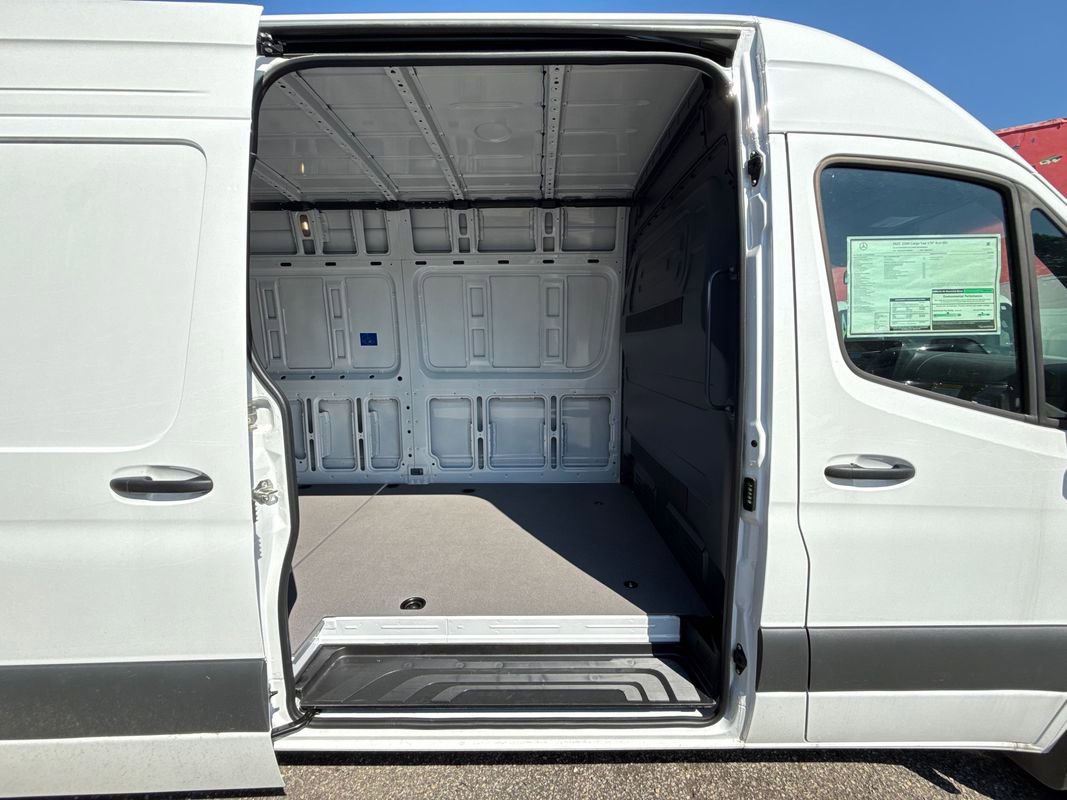 Used 2025 Mercedes-Benz Sprinter 2500 image 24