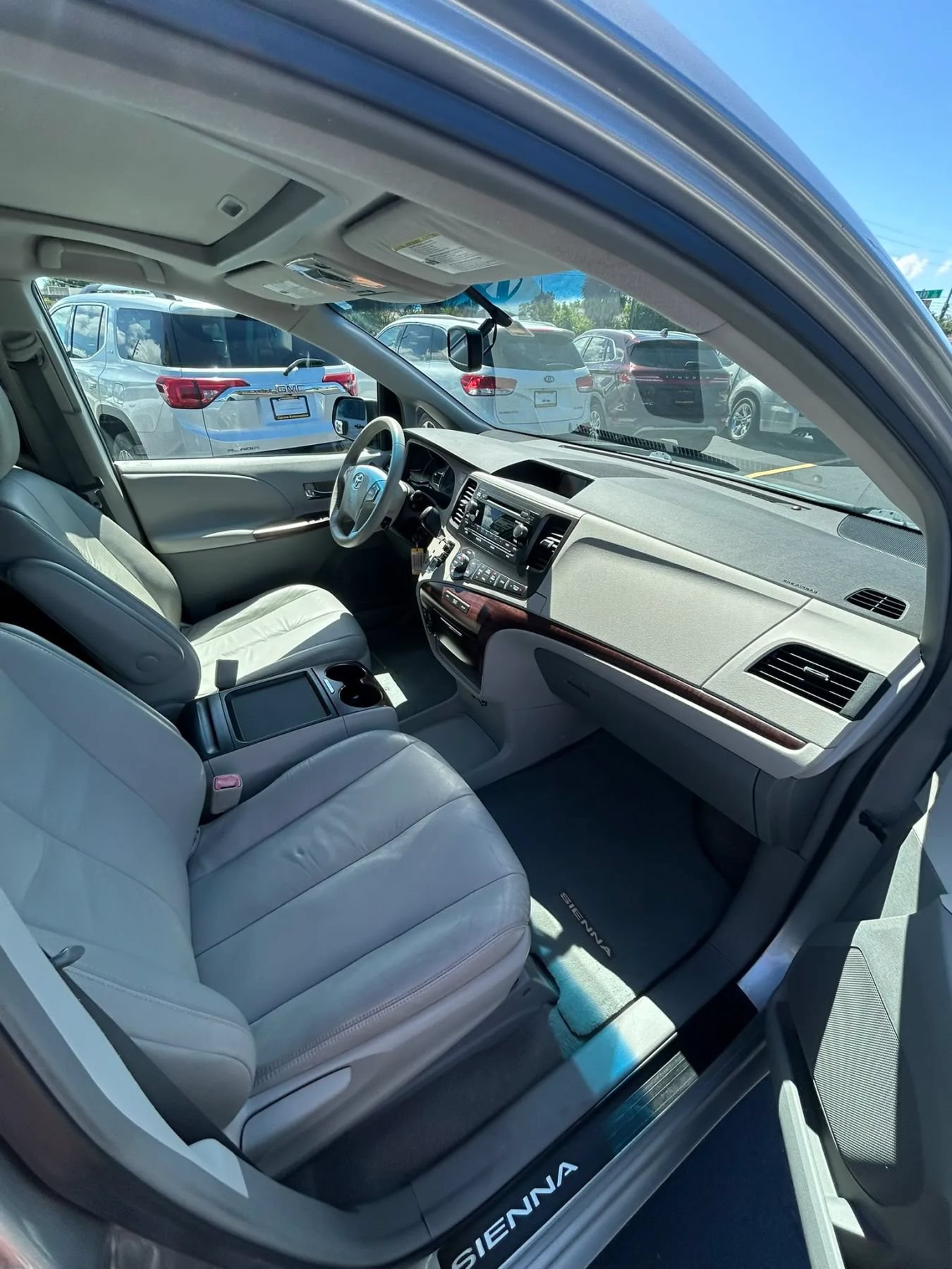 Used 2011 Toyota Sienna XLE FWD image 23