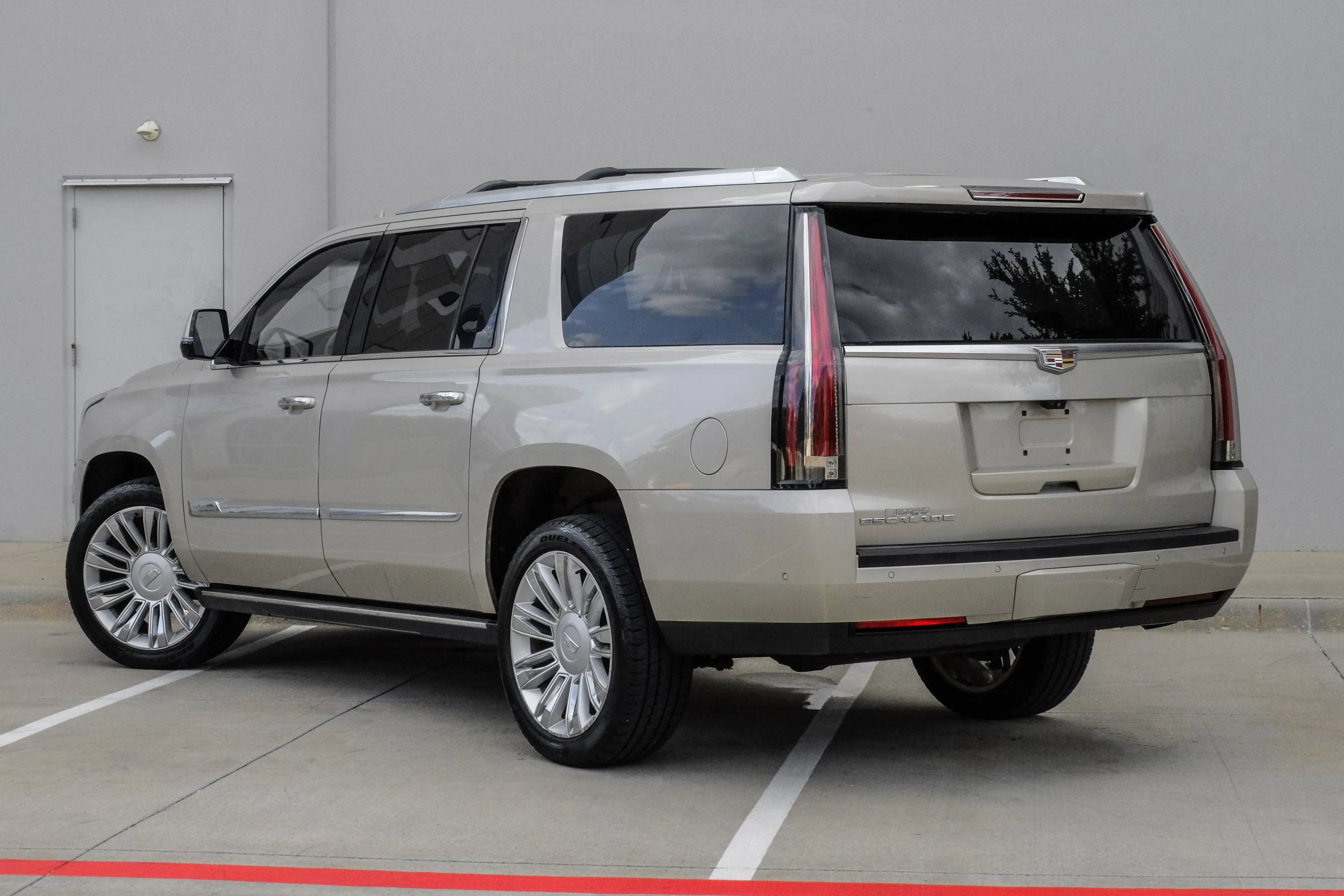 Used 2017 Cadillac Escalade ESV Platinum AWD/4WD image 6