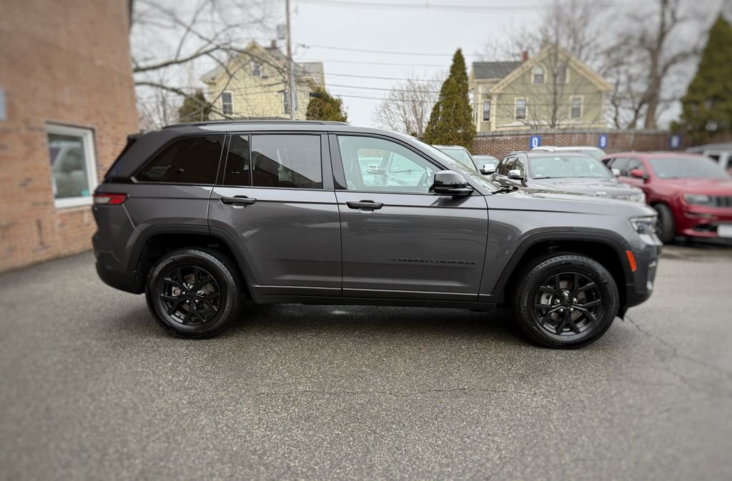 Used 2024 Jeep Grand Cherokee Altitude image 4