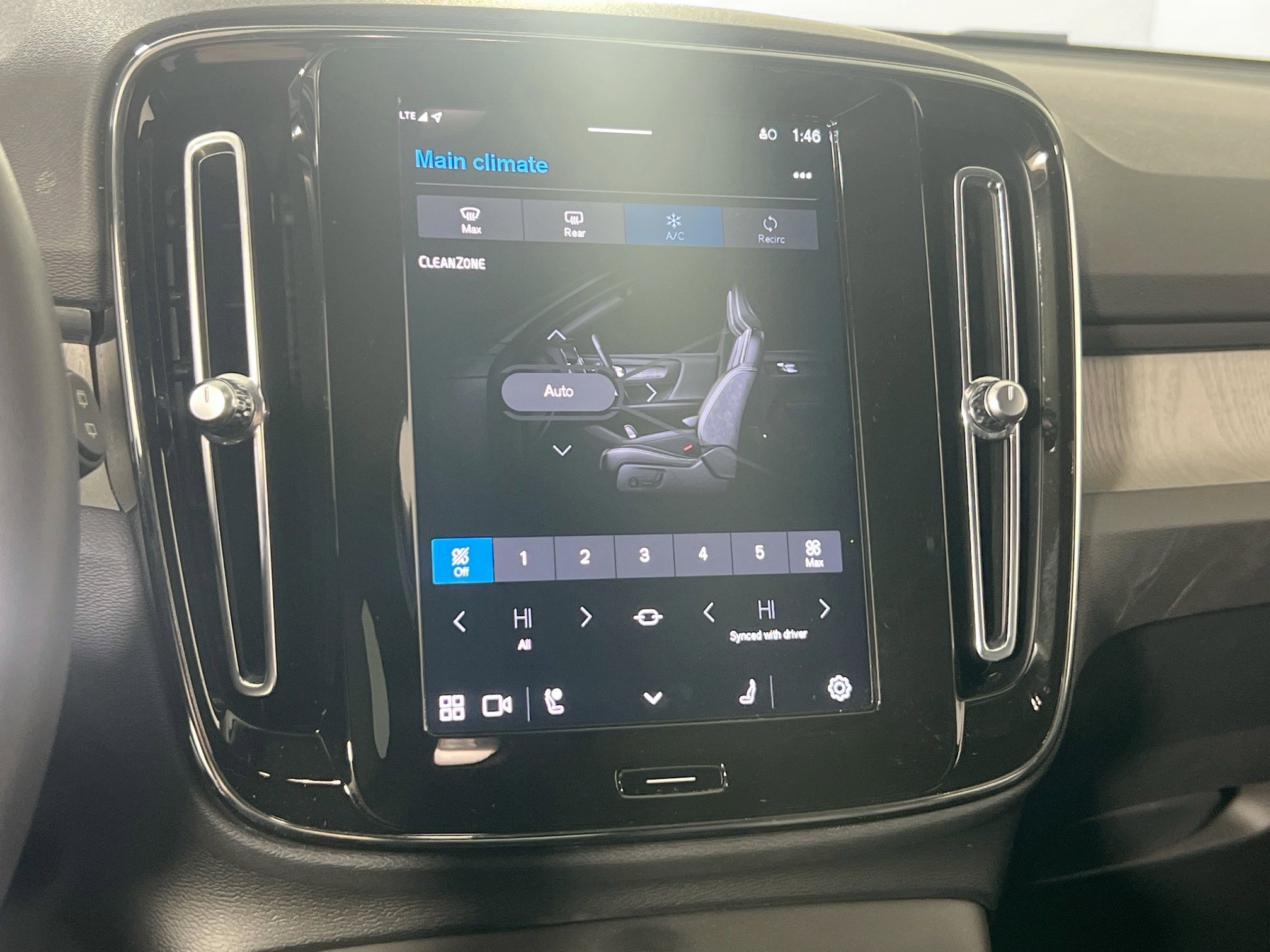 Used 2023 Volvo XC40 B5 Core w/ Climate Package image 16